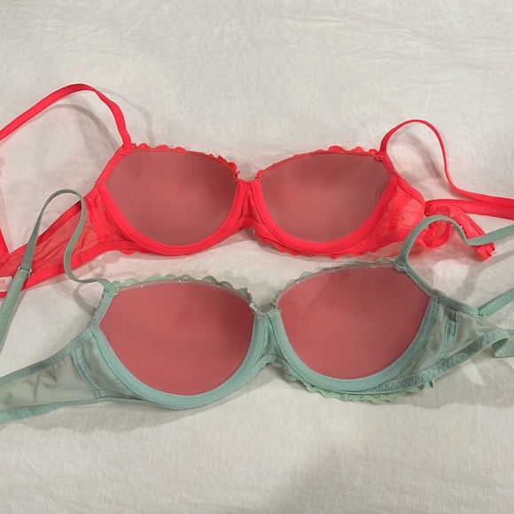 2 Victoria Secret Pink bras size 34B - Picture 3 of 4
